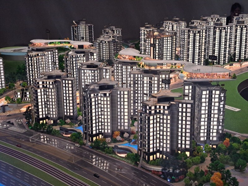 현대건설 '디에이치 한강' 홍보관 내 단지 전체 모형도 / 사진=장호성 기자