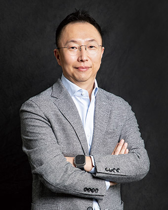 △ 1971년생 /충남대 경영학 /2006년 네오위즈게임즈(현 네오위즈) 입사 /2006년 국내 사업개발 /2008년 네오위즈게임즈 차이나 대표 /2011년 네오위즈게임즈 글로벌사업본부장/2012년 아이나게임즈 창업 및 COO /2015년 텐센트코리아 대표/ 2018년 카카오게임즈 최고전략책임자(CSO) 겸 해외사업본부 본부장/ 2024년 카카오게임즈 대표이사(현재)