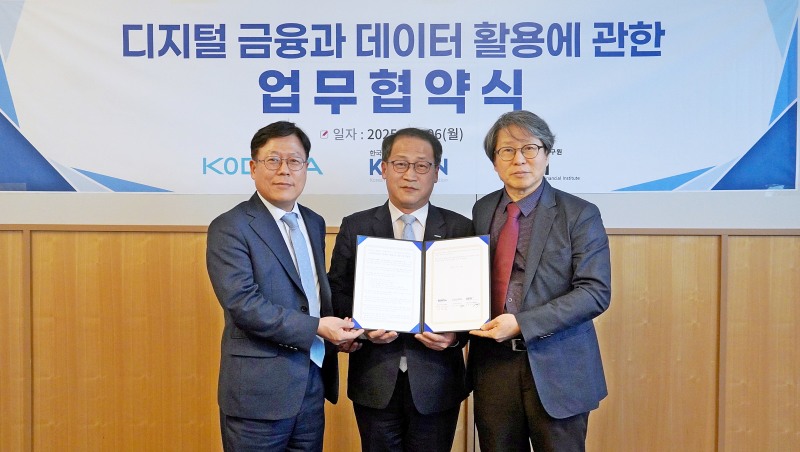 홍두선 한국평가데이터 대표이사(중앙)와 이근주 한국핀테크산업협회 회장(왼쪽), 정유신 디지털경제금융연구원 원장이 '디지털 금융과 데이터 활용에 관한 업무협약식'에서 기념사진을 촬영하고 있다.(2025.01.06.)/사진 제공 = 한국평가데이터