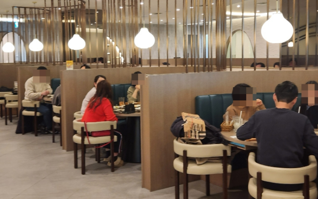 지난달 31일 찾은 매드포갈릭 영등포타임스퀘어점. 테이블별 칸막이가 설치돼 프라이빗한 인테리어가 특징이다. /사진=손원태기자