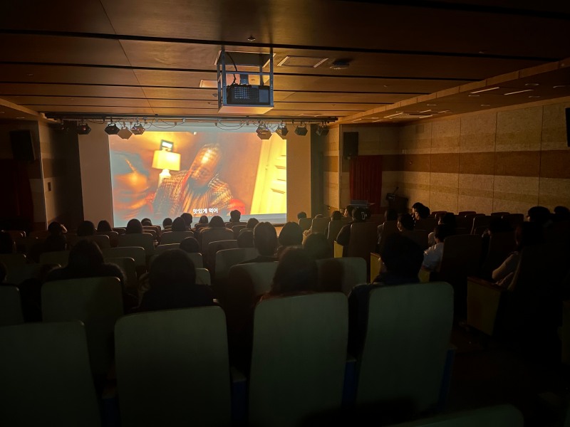 송파구 주민들이 송파글마루도서관에서 영화제 작품을 관람하는 모습./사진제공=송파구