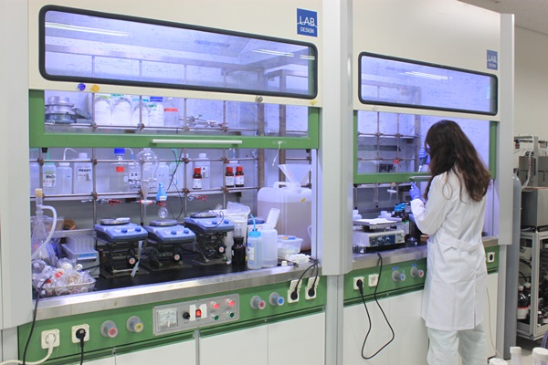 앱티스 직원이 연구를 진행하는 모습. /사진=동아에스티