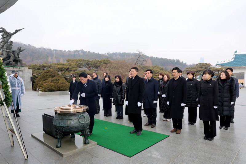 동작구의회 의원들이 6일 국립서울현충원을 방문해 참배하며 새해 의정활동을 시작했다./사진제공=동작구의회