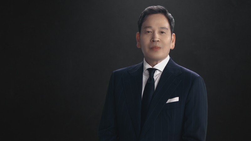 Chairman Chung Yong Jin will buy out all of the shares of Executive Chairman Lee Myung Hee./Photo courtesy of Shinsegae Group