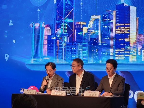 (왼쪽부터)이현규 LG CNS CFO, 현신균 대표, 홍진헌 전략담당이 9일 여의도 콘레드호텔에서 열린 IPO 간담회에서 기자들의 질문에 답하고 있다. / 사진=김재훈 기자