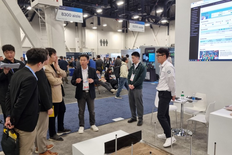 호반그룹 참관단이 'CES 2025' 내 부스를 둘러보는 모습./사진제공=호반그룹