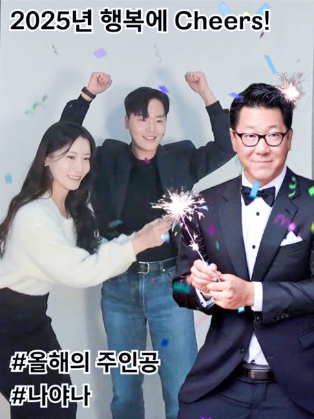 AI로 만들어진 정지선 회장. 정지선 회장과 포토부스에서 사진찍는 직원들의 모습. /사진제공=현대백화점그룹