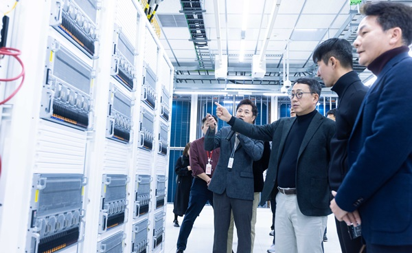 지난 12월 23일 SK브로드밴드 가산 IDC에서 SKT 유영상 CEO가 GUaaS(GPU-as-a-Service) 준비상황에 대해 점검하고 있는 모습. / 사진=SKT