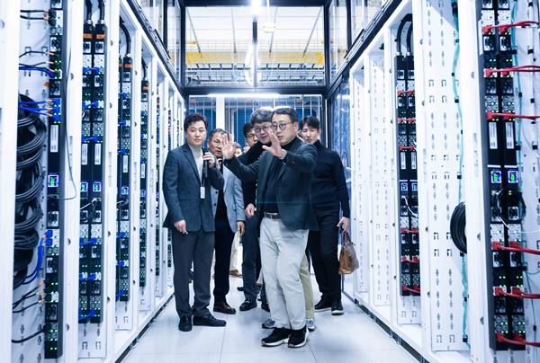 지난 12월 23일 SK브로드밴드 가산 IDC에서 SKT 유영상 CEO가 GUaaS(GPU-as-a-Service) 준비상황에 대해 점검하고 있는 모습. / 사진=SKT