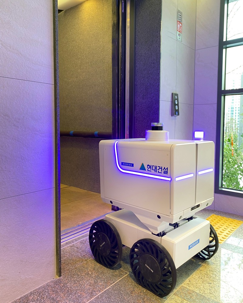 엘리베이터 무인 승하차 기능이 탑재된 자율주행 로봇이 서비스를 운행하고 있다./사진제공=현대건설