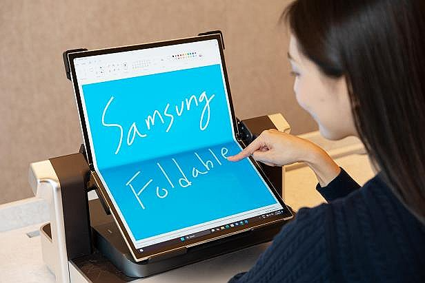 삼성디스플레이사 CES 2025에서 선보인 태블릿 PC용 폴더블 디스플레이. / 사진=삼성디스플레이