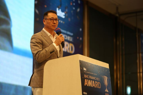 송호섭 다이닝브랜즈그룹 대표가 9일 열린 '2024 bhc 프랜차이즈 어워드'에서 인사말을 하고 있다. /사진=다이닝브랜즈그룹