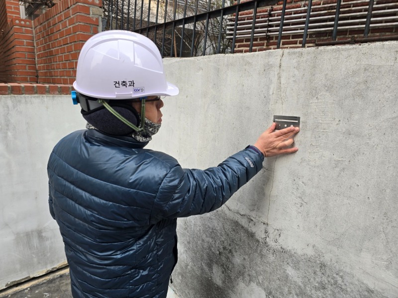용산구 관계자가 찾아가는 소규모 노후 건축물 안전점검을 실시하는 모습./사진제공=용산구