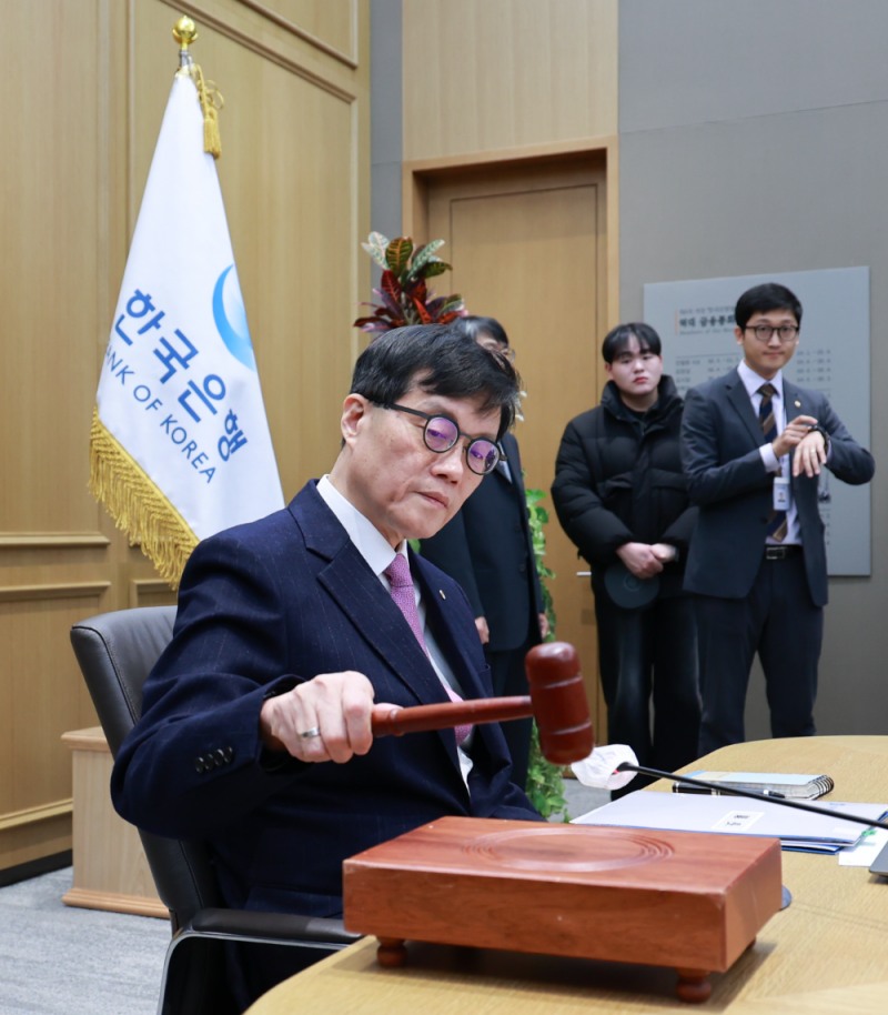 이창용 한국은행 총재가 16일 오전 서울 중구 한국은행에서 열린 금융통화위원회 본회의를 주재하고 있다. 의사봉을 두드리는 모습. / 사진제공= 한국은행(2025.01.16)