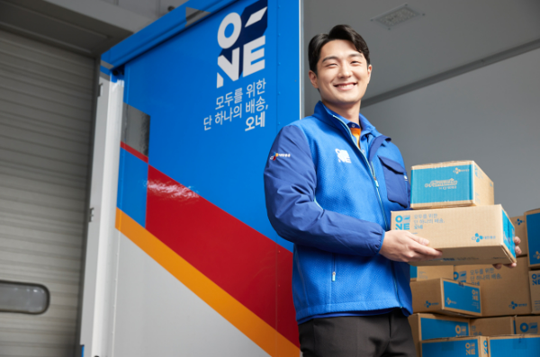 혁신기술기업 CJ대한통운(대표 신영수)이 설날을 앞두고 ‘매일 오네(O-NE)’ 서비스 기반으로 한 특별수송체제에 돌입한다. 민족 최대의 명절을 맞아 설 선물 주문량이 집중될 것으로 예상된다. ‘매일 오네’ 서비스를 통해 소비자들의 편의성은 높아지고 이커머스 셀러들은 판매 기회가 한층 늘어나는 효과를 누릴 것으로 기대한다. /사진=CJ대한통운