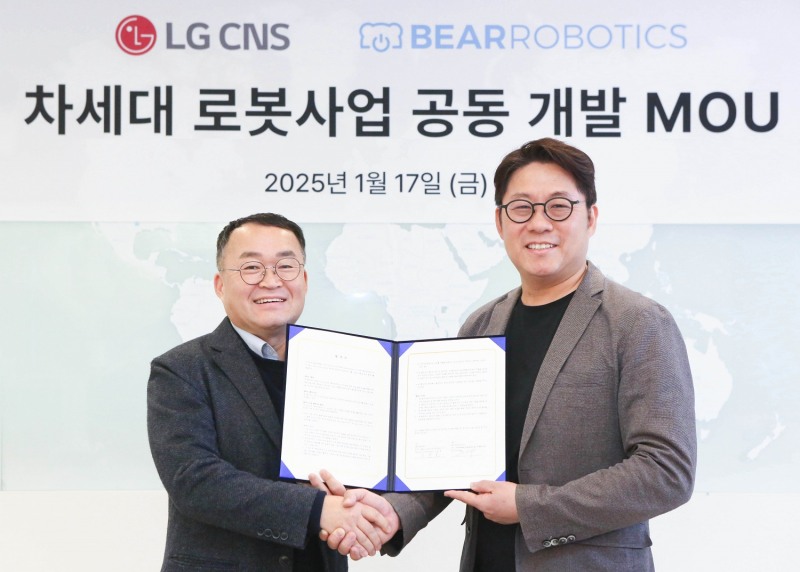 LG CNS 이준호 상무(왼쪽)와 베어로보틱스 하정우 대표가 MOU 체결 후 기념사진을 촬영하는 모습. / 사진=LG CNS