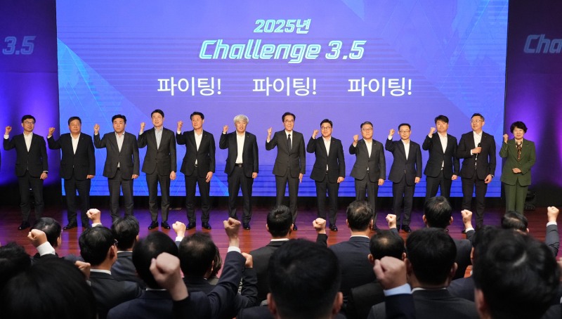 BNK경남은행은 20일 본점 대강당에서 ‘2025년 상반기 경영전략회의’를 열고 2025년 경영방침과 경영전략을 발표했다./사진제공=경남은행