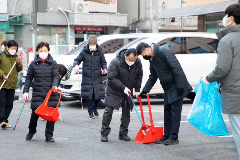 소재권 중구의회 의장이 황학동 통장협의회 및 직능단체회원, 황학동 주민들과 설 맞이 대청소를 하는 모습./사진제공=중구의회