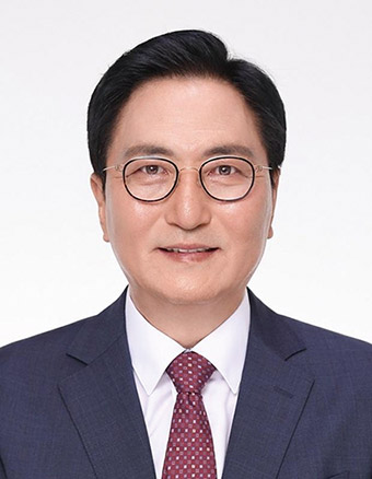 △ 1962년생 / 1980년 충남 예산 대흥고등학교 졸업 / 1985년 고려대학교 경영학과 졸업 / 1985년 삼호 입사 / 2014년 삼호 경영혁신본부장 전무 / 2016년 9월 고려개발 대표이사 부사장 / 2017년 대림산업 건축사업본부 전무 / 2018년 대림산업 대표이사 / 2024년 DL이앤씨 대표이사