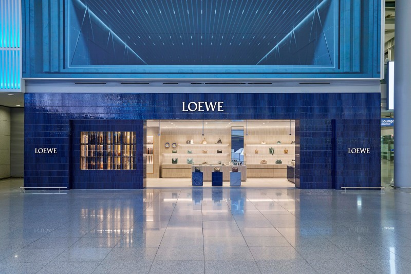 신라면세점이 인천국제공항 내 유일한 로에베 매장의 문을 열었다. /사진제공=신라면세점