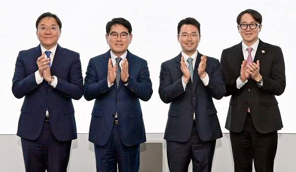 (왼쪽부터) 김창환 현대차·기아 전동화에너지솔루션 부문 부사장, 양희원 현대차·기아 R&D 본부장(사장), 이규호 코오롱그룹 부회장, 안상현 코오롱스페이스웍스 대표이사. 사진=현대차
