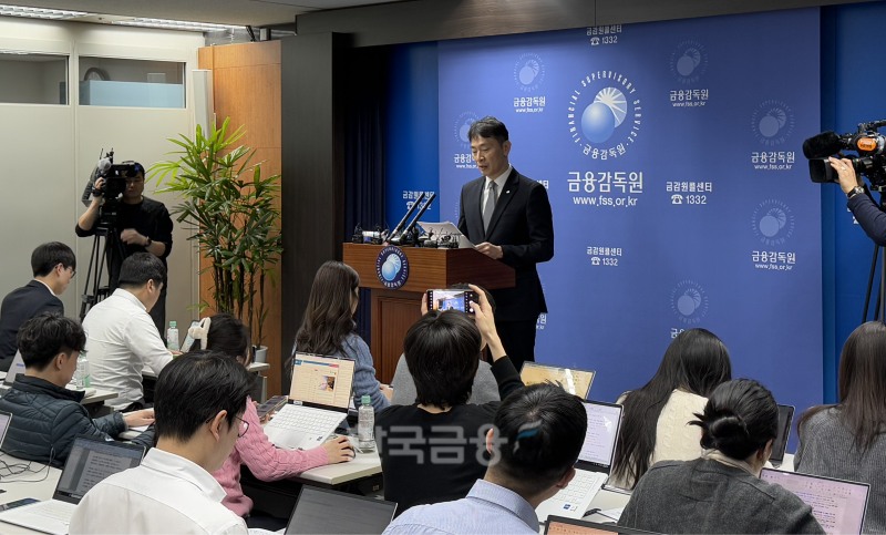 이복현 금융감독원장이 4일 오전 서울 여의도 금융감독원에서 진행된 ‘2024년 지주·은행 등 주요 검사결과 기자설명회에서 발언하고 있다./ 사진 = 홍지인 기자