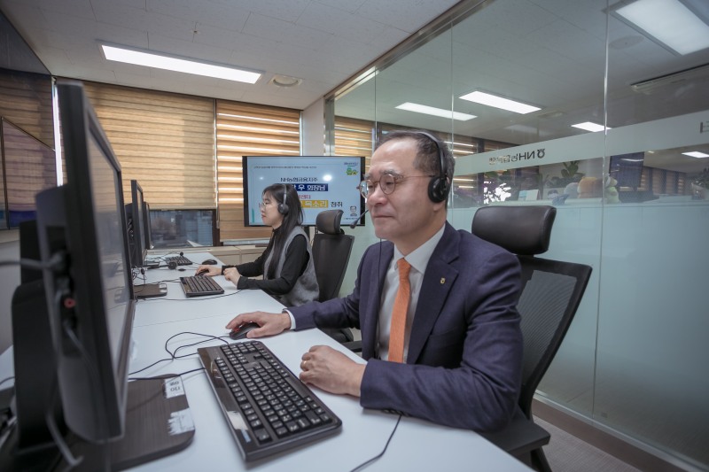 이찬우 NH농협금융지주 회장이 4일 서울 용산구 소재 고객행복센터에서 고객 상담 현장을 체험하고 있다. / 사진제공=NH농협금융지주