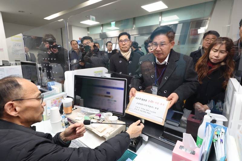 박강수 마포구청장이 합정동 군부대 이전을 촉구하는 주민서명부를 국민권익위원회에 제출했다./사진제공=마포구