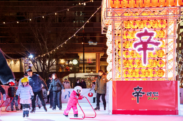 농심(대표 이병학)이 일본 삿포로시와 협업해 삿포로 눈축제 기간 중 스케이트장 ‘신라면 스마일링크 삿포로’(이하 신라면 아이스링크)를 운영한다. /사진=농심