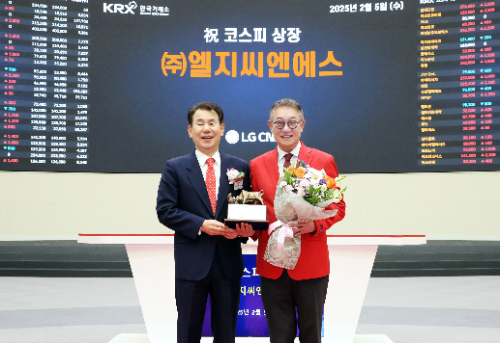 한국거래소는 5일 서울사옥에서 LG CNS 유가증권시장 신규상장 기념식을 개최했다. 기념 촬영중인 정은보 한국거래소 이사장(왼쪽), 현신균 LG CNS 대표이사(오른쪽). / 사진제공= 한국거래소(2025.02.05)