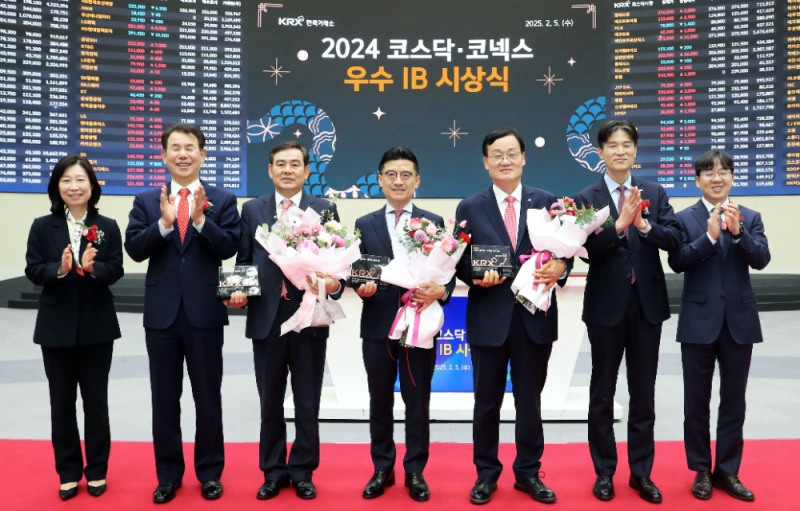 한국거래소는 5일 오후 3시 서울사옥에서 '2024년 코스닥/코넥스 시장 우수IB'를 선정해 시상했다. 기념촬영. 왼쪽부터 이미현 한국거래소 코스닥시장본부장보, 정은보 한국거래소 이사장, 김성현 KB증권 대표이사, 김미섭 미래에셋증권 부회장, 서정학 IBK투자증권 대표이사, 민경욱 한국거래소 코스닥시장본부장, 이충연 한국거래소 코스닥시장본부장보. / 사진제공= 한국거래소(2025.02.05)