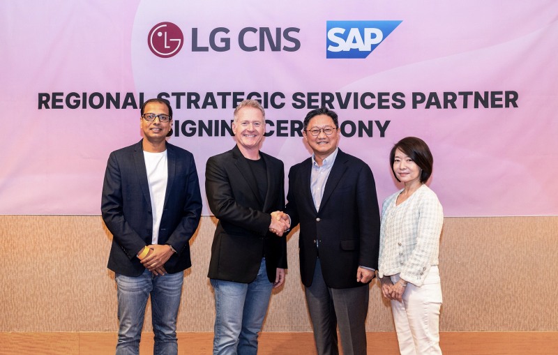 LG CNS 엔터프라이즈솔루션사업부장 내한신 전무(오른쪽에서 2번째)와 SAP 관계자들이 RSSP 이니셔티브 협약식 기념사진을 촬영하고 있는 모습. (왼쪽부터) SAP 글로벌 파트너 세일즈 & 서비스 책임자 우트카르쉬 마헤슈와리(Utkarsh Maheshwari), SAP 아시아태평양지역 사장 폴 매리어트(Paul Marriott), LG CNS 엔터프라이즈솔루션사업부장 내한신 전무, 신은영 SAP 코리아 대표이사. / 사진=LG CNS