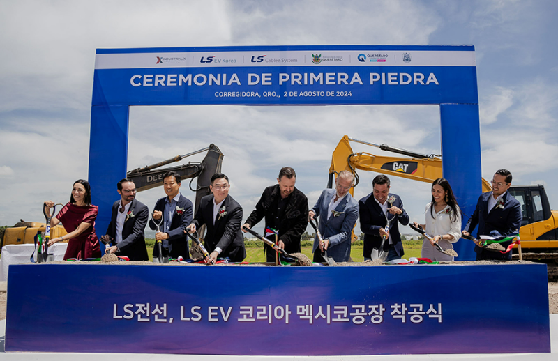 LS전선이 지난해 8월 2일(현지시간)  멕시코 케레타로(Queretaro)주(州) 코레이도라(Corregidora)시(市) 산업단지에서 버스덕트 공장 착공식에서 참석자들이 기념 촬영을 하고 있다. (왼쪽 세 번째부터) 김기남 LS EVM 관리담당과 구본규 LS전선 대표, 마우리시오 쿠리(Mauricio Kuri) 케레타로주 주지사, 마르코 델 프레테(Marco Del Prete) 개발부 장관, 아돌포 콜린(Adolfo Colin) 코레이도라시 시장. /사진제공=LS전선