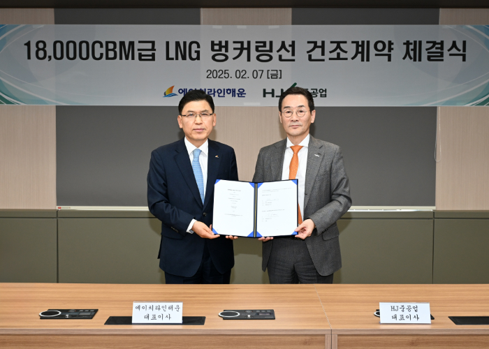 HJ중공업이 지난 7일 에이치라인해운로부터 1만8000㎥급 LNG벙커링선 1척에 대한 건조 계약을 체결했다. 유상철 HJ중공업 대표이사(오른쪽)와 서명득에이치라인해운 대표이사가 사진 촬영을 하고 있다. /사진제공=HJ중공업