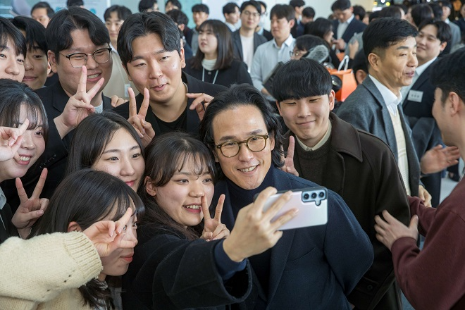 조현범 한국앤컴퍼니그룹 회장(가운데)이 11일 대전광역시 유성구 소재 하이테크 연구소 테크노돔에서 열린 신입사원 환영행사(PLWD)에 참가해 직원들과 사진 촬영을 하고 있다. 사진=한국앤컴퍼니그룹
