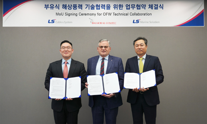 LS전선과 LS마린솔루션이 13일 서울 용산구 LS전선 서울사무소에서 'LS전선-LS마린솔루션-발모랄 컴텍 간 부유식 해상풍력 사업 협력을 위한 업무협약(MOU)'식을 진행했다. (왼쪽부터) 구본규 LS전선 대표와 빌 메인 발모랄 컴텍 대표, 김병옥 LS마린솔루션 대표가 기념촬영을 하고 있다. /사진제공=LS전선
