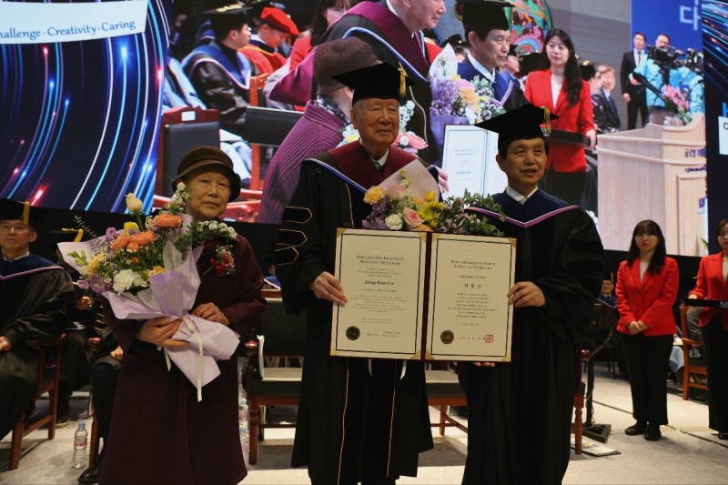 이중근 부영그룹 회장이 카이스트 학위수여식에서 명예박사 학위를 받고 기념촬영을 하는 모습./사진제공=부영그룹