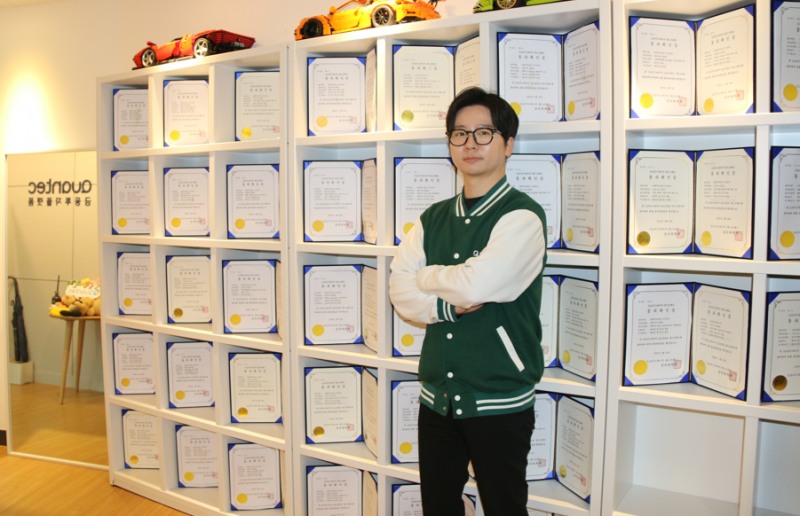 이상근 콴텍 대표이사. 뒷편에는 그동안 콴텍이 받은 로보어드바이저 테스트베드 알고리즘 통과확인증. / 사진= 한국금융신문(2025.02)