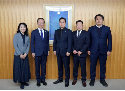 지난 1월 14일, 함저협은 JASRAC과의 실무회의 참석에 앞서 집행부간 상견례를 가졌다. 사진은 (왼쪽부터) JASRAC의 스코 마나미 국제부 상무이사, 이자와 카즈마사 이사장, 함저협의 박혁철 전무이사, 김동현 본부장, 이태진 국제법무국장.〈사진 제공=일본음악저작권협회〉