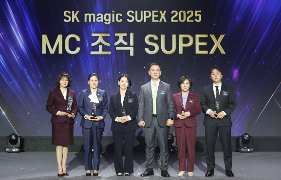 지난 17일, 서울 광진구에 위치한 그랜드 워커힐 서울 비스타홀에서 열린 ‘SK매직 SUPEX 2025’ 행사에서 최고상인 ‘MC조직 SUPEX상’ 수상자들이 김완성 SK매직 대표와 함께 기념사진을 촬영하고 있다. 좌로부터 울산남구지국1팀 이유미 지국팀장, 구로지국 박미선 MC, 서부7총국 최성미 총국장, 김완성 SK매직 대표이사, 화도지국 지은주 지국장, 부평산곡지국 김희준 MC. /사진=SK매직
