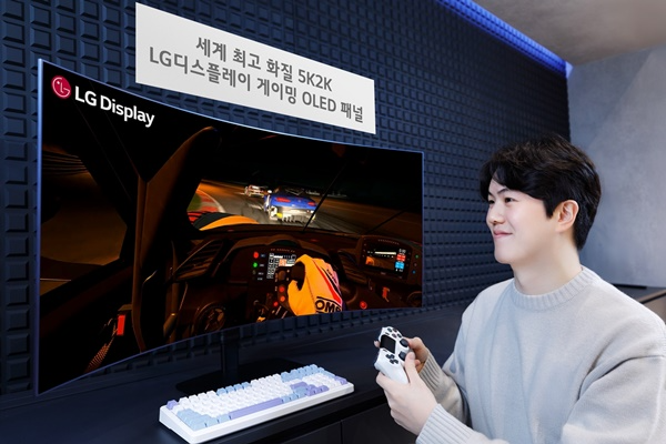 LG디스플레이 5K2K 45인치 게이밍 OLED 패널. / 사진=LG디스플레이
