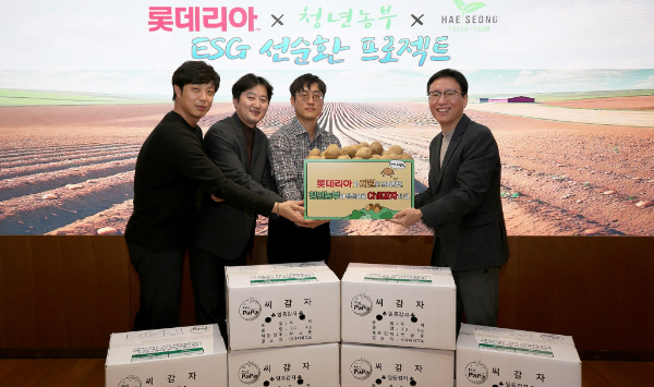롯데GRS(대표 차우철)가 농촌 경제 활성화 및 귀농 농부 및 협력사와의 동반성장 및 판로 확대를 위한 ‘2025 청년농부 상생 선순환 프로젝트’ 전개로 ESG 경영을 강화하겠다고 19일 밝혔다. /사진=롯데GRS