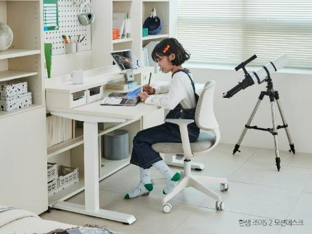 홈 인테리어 전문기업 한샘(대표 김유진)은 신학기를 맞아 선보인 ‘조이S 2 모션데스크’가 예상보다 4배 이상 높은 판매량을 기록하는 등 추가 4차 물량까지 완판됐다고 19일 밝혔다. /사진=한샘