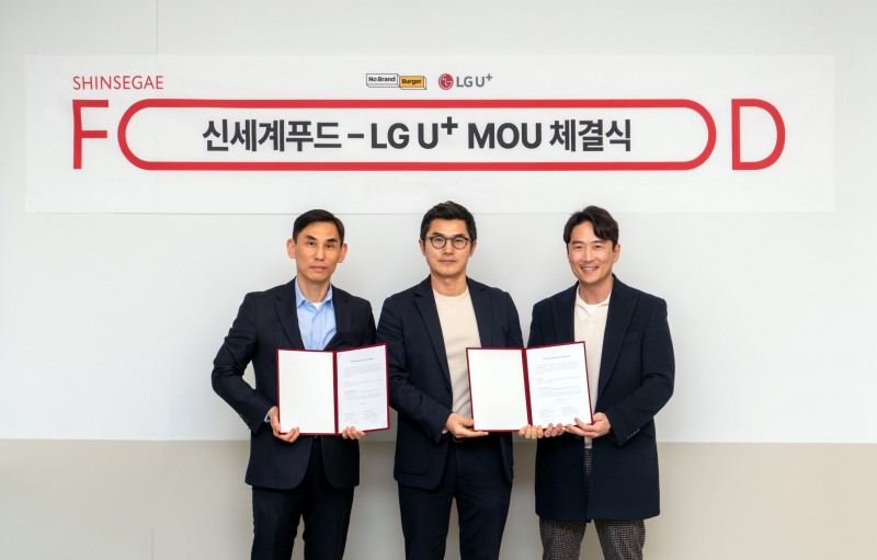 LG유플러스와 신세계푸드 노브랜드 버거는 매장 운영의 디지털 전환과 가맹점주의 상생을 위한 업무협약(MOU)을 체결했다고 19일 밝혔다. 사진은 양사간 업무협약식에서 (왼쪽부터) 김규식 신세계푸드 노브랜드 버거 FC담당 상무, 김현민 LG유플러스 수도권북부기업고객담당 상무, 박재강 LG유플러스 기업파트너담당이 기념촬영을 하고 있는 모습. / 사진=LG유플러스