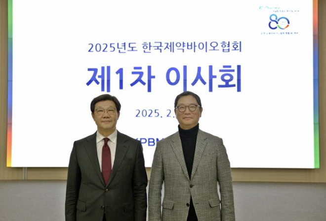 제약바이오협회는 2025년도 1차 이사회를 개최하고 노연홍 회장을 재선임하기로 의결했다. 노연홍 회장(왼쪽)과 윤웅섭 이사장이 기념사진을 촬영하고 있다. /사진=한국제약바이오협회