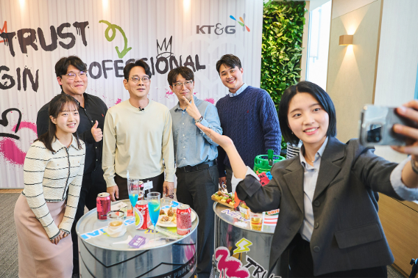 방경만 KT&G 사장과 직원들이 '캐주얼 미팅'으로 소통 행보에 나선 모습. /사진=KT&G
