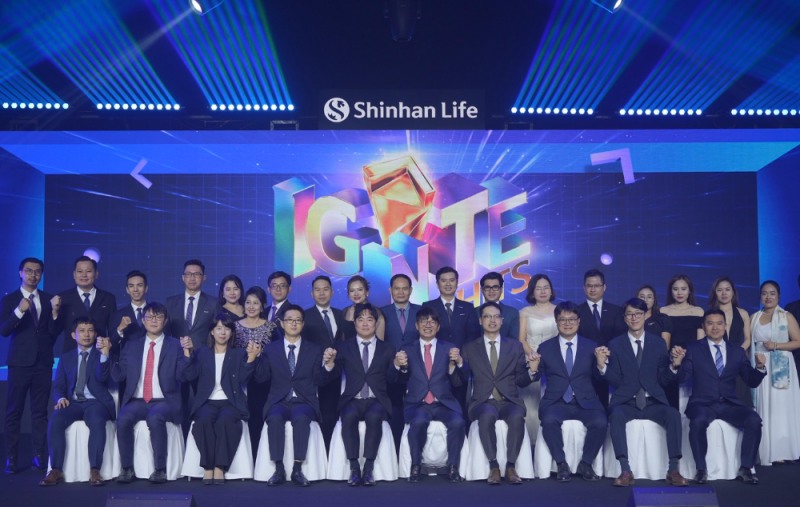 지난 19일 베트남 호치민에서 열린 신한라이프 베트남법인 ‘FC채널 영업대상 시상식’에서 이영종 신한라이프 사장(앞줄 오른쪽에서 다섯 번째)과 배승준 베트남 법인장(앞줄 오른쪽에서 네 번째)이 수상자를 비롯한 관계자들과 기념 촬영을 하고 있다./사진=신한라이프