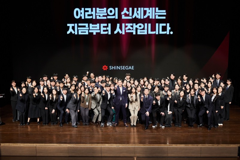 정용진 회장과 신입사원들이 함께 사진을 찍고 있는 모습. /사진제공=신세계그룹