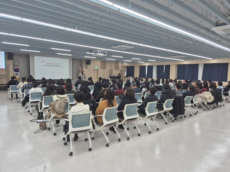 서울 중구청 소속 공무원들이 친절교육을 듣는 모습./사진제공=중구