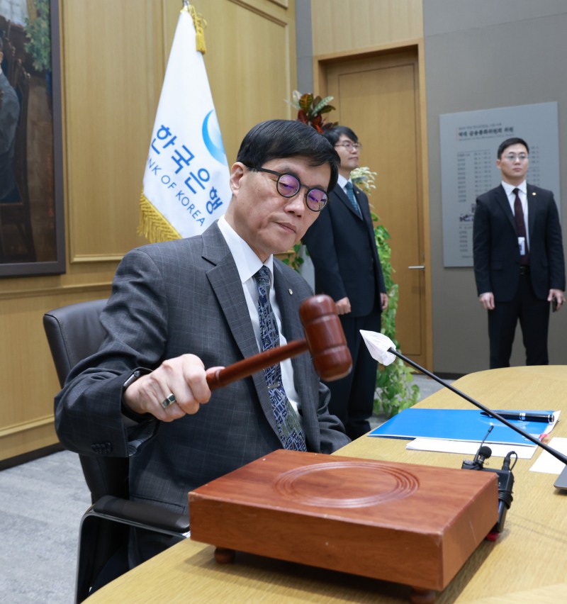 이창용 한국은행 총재가 25일 오전 서울 중구 한국은행에서 열린 금융통화위원회 본회의를 주재하고 있다. 의사봉을 두드리는 모습. / 사진제공= 한국은행(2025.02.25)